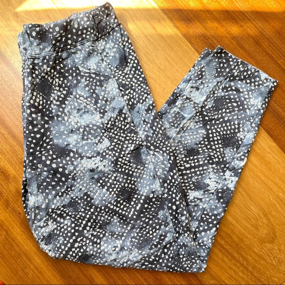 Aritzia Community XS Silk Pleated Pant - Picture 3 of 9